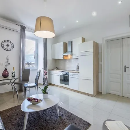 דירה Classic One Bedroom With Sea View פולה