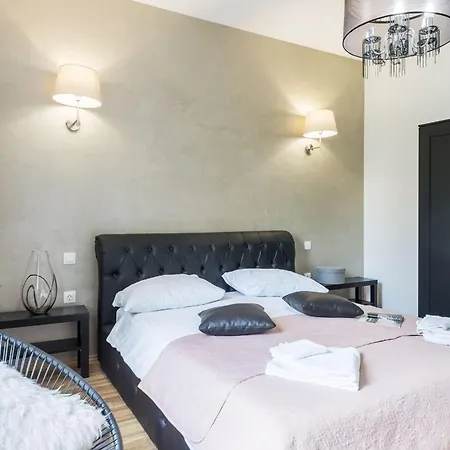 Classic One Bedroom With Sea View דירה פולה