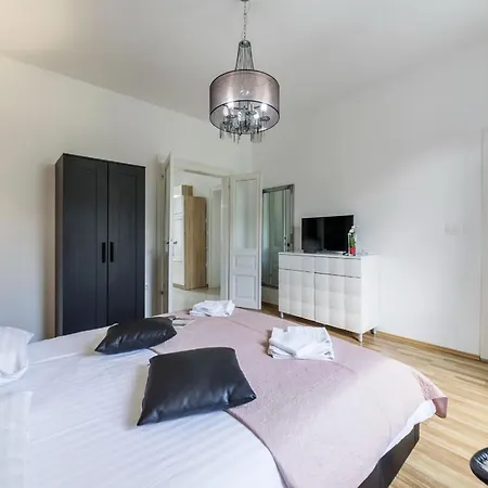 Classic One Bedroom With Sea View דירה פולה